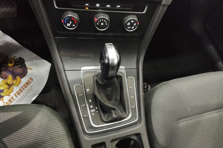 Volkswagen Golf 2019 car image #14