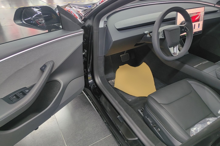 Tesla Model 3 2026 immagine di auto #12