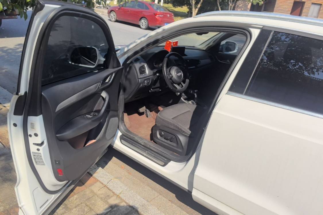 Audi Q3 2015 car image #24