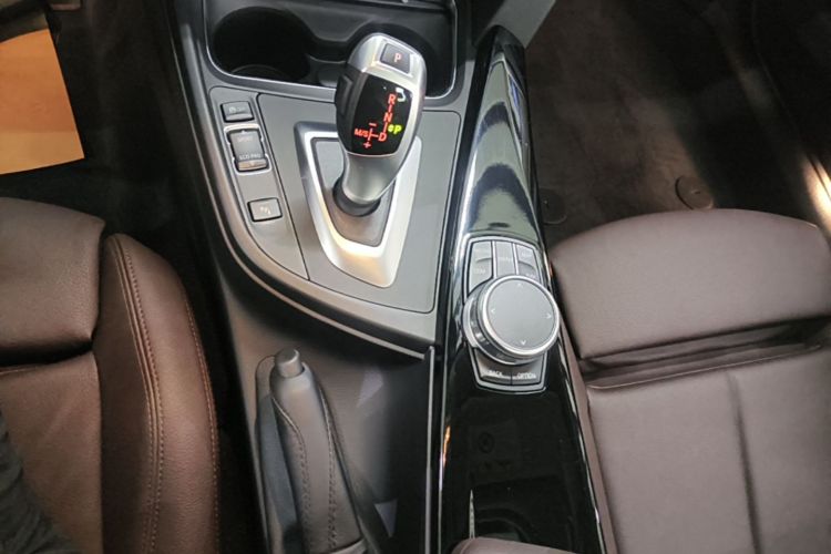 BMW 3 Series 2019 car image #18