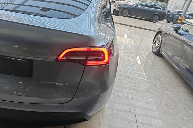 Tesla Model Y 2024 #8 Tesla Model Y 2024 car image #8