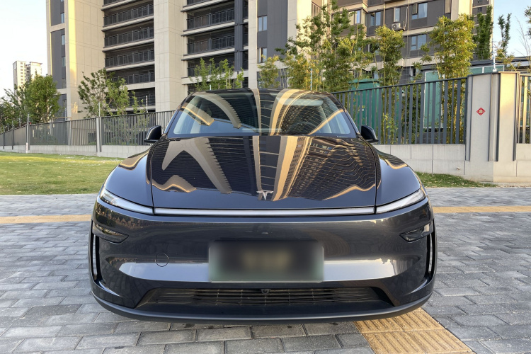 Tesla Model Y 2025 #6 Tesla Model Y 2025 car image #6