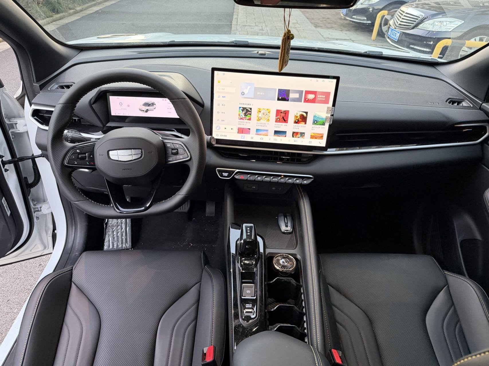 GEELY Coolray 2025 car image #6