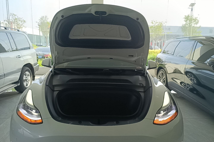 Tesla Model Y 2023 car image #20