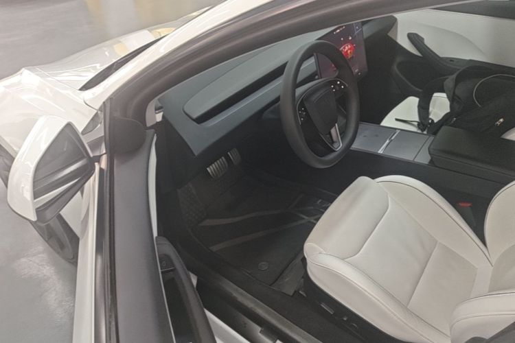 Tesla Model 3 2024 car image #16