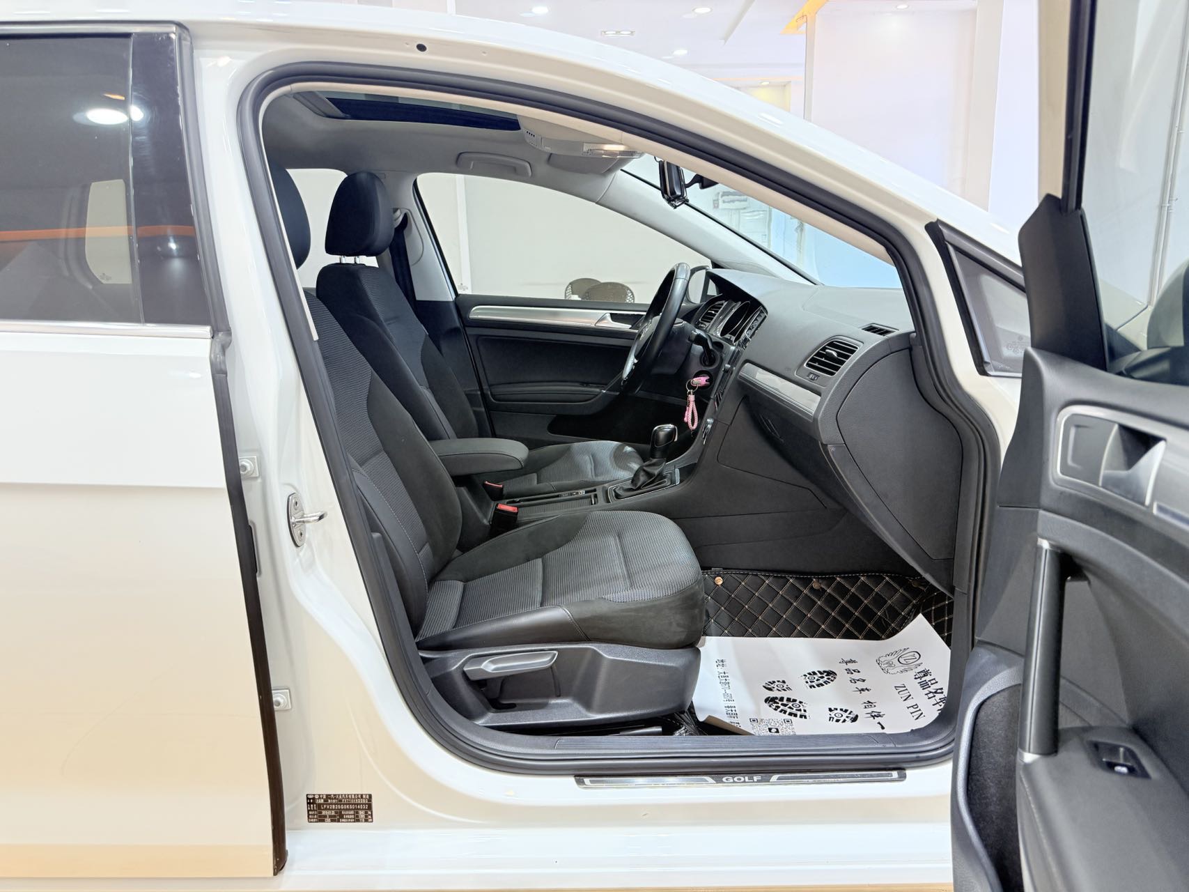Volkswagen Golf 2019 car image #11