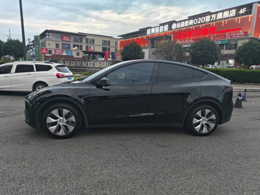 Tesla Model Y 2023 car image #4