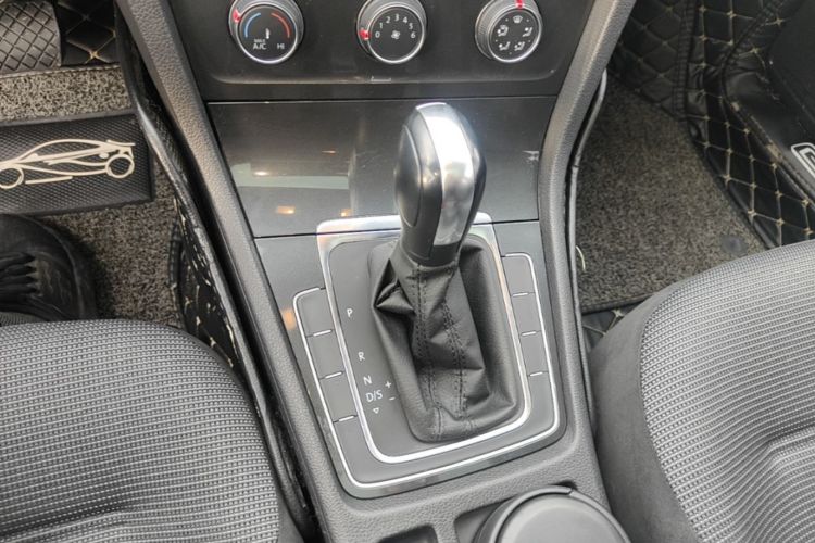 Volkswagen Golf 2019 car image #14