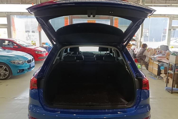 Audi Q3 2019 car image #19