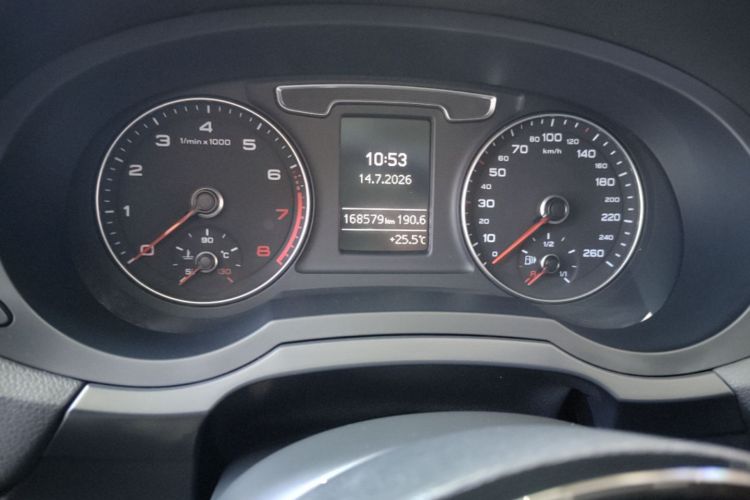 Audi Q3 2017 car image #12