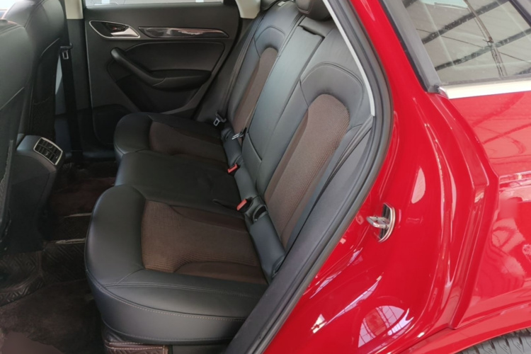 Audi Q3 2018 car image #17