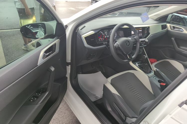 Volkswagen Polo 2021 car image #12