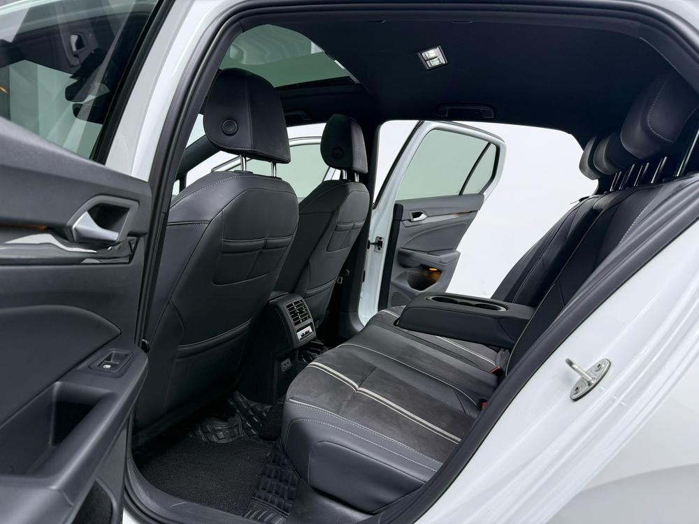 Volkswagen Golf 2024 car image #9