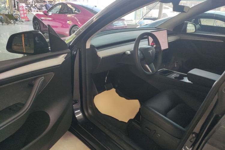 Tesla Model Y 2025 #16 Tesla Model Y 2025 car image #16
