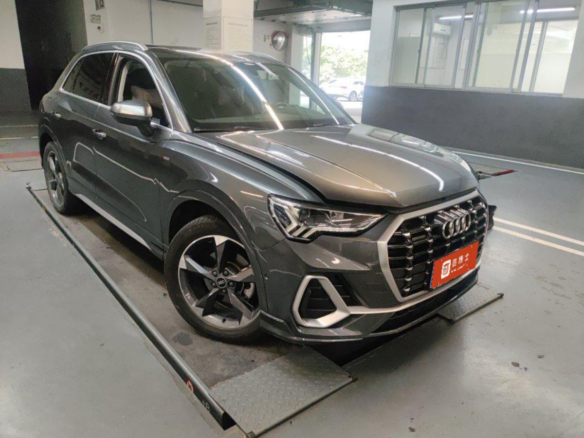 Audi Q3 2023 car image #3