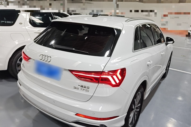 Audi Q3 2023 car image #7