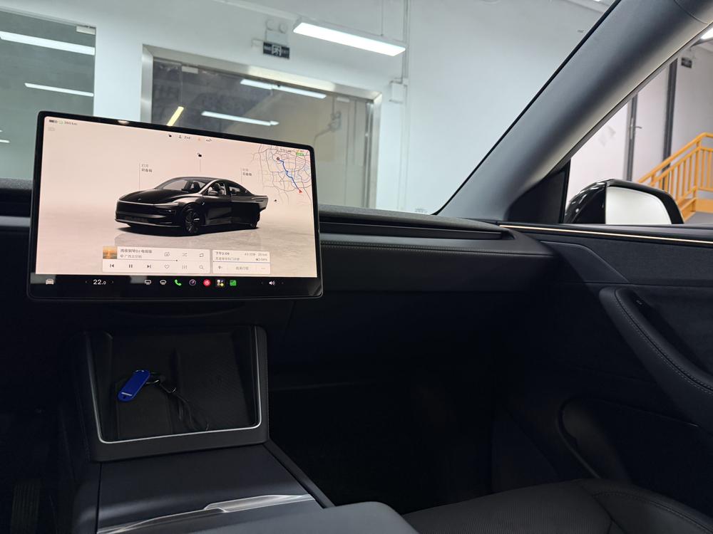 Tesla Model Y 2025 immagine di auto #9