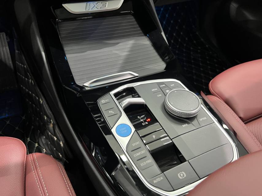BMW iX3 2024 car image #9