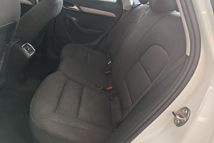 Audi Q3 2015 car image #17