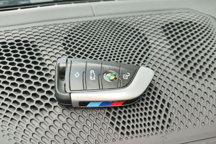 BMW 3 Series 2020 car image #12