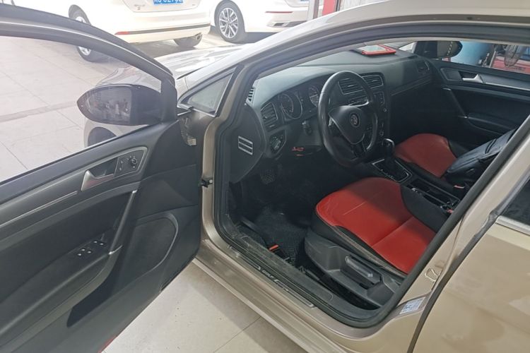 Volkswagen Golf 2017 car image #16