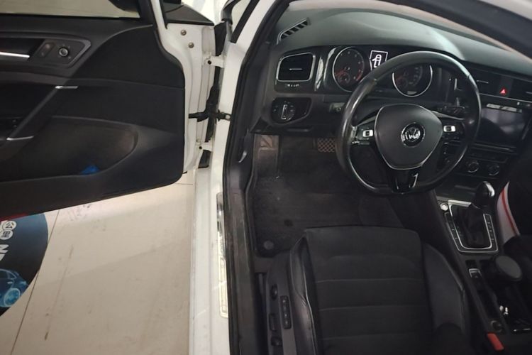 Volkswagen Golf 2018 car image #12