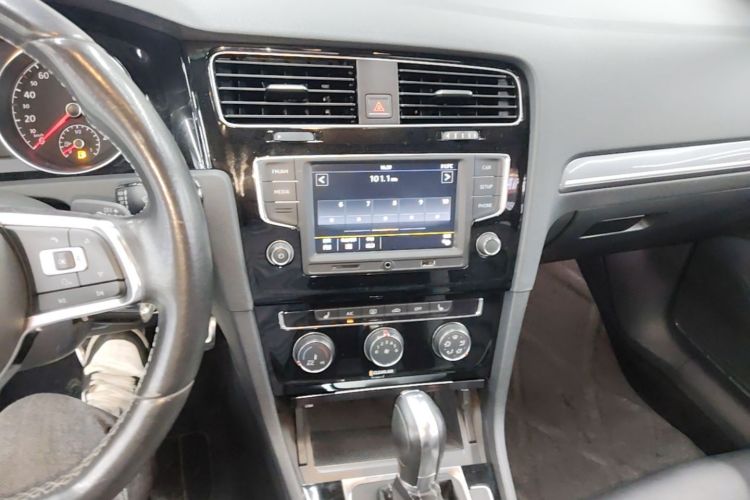 Volkswagen Golf 2017 car image #13