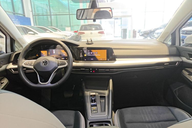 Volkswagen Golf 2024 car image #10