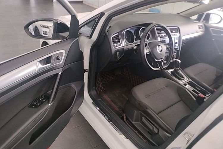Volkswagen Golf 2018 car image #16