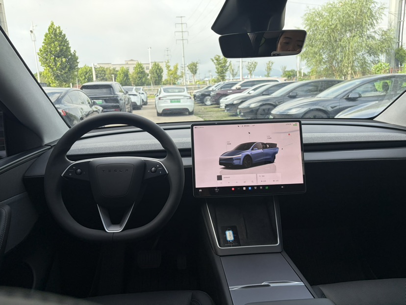 Tesla Model Y 2025 #4 Tesla Model Y 2025 car image #4