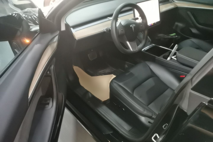 Tesla Model 3 2023 car image #16