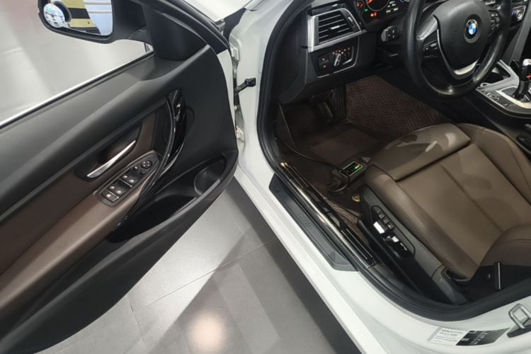 BMW 3 Series 2019 car image #12