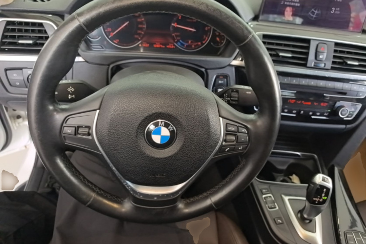 BMW 3 Series 2018 car image #22