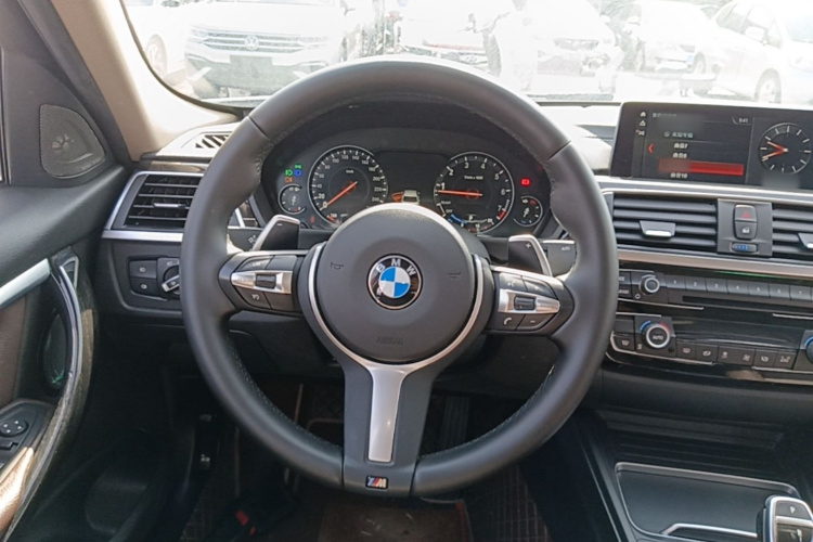BMW 3 Series 2018 car image #11