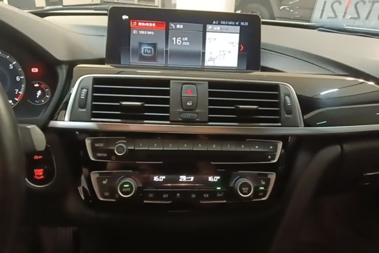 BMW 3 Series 2018 car image #13