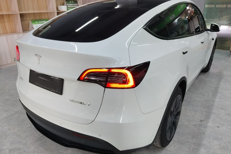 Tesla Model Y 2023 #5 Tesla Model Y 2023 car image #5