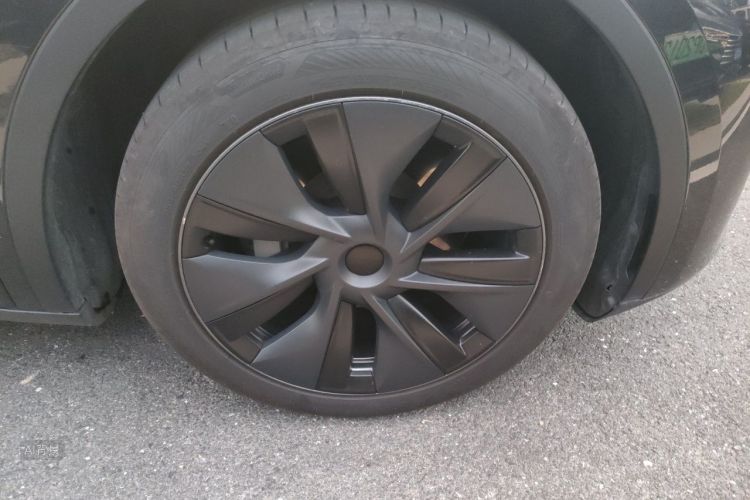 Tesla Model Y 2024 car image #9