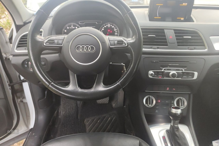 Audi Q3 2016 car image #12