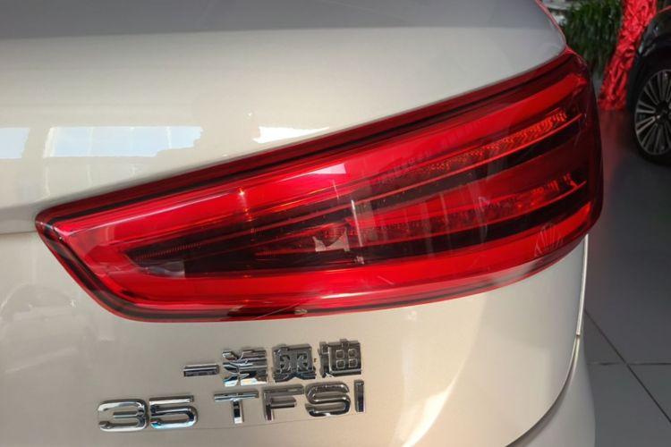 Audi Q3 2015 car image #8