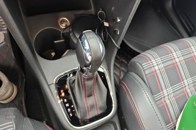 Volkswagen Polo 2016 car image #16