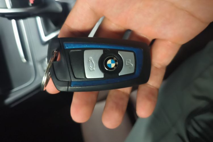BMW 3 Series 2018 car image #9