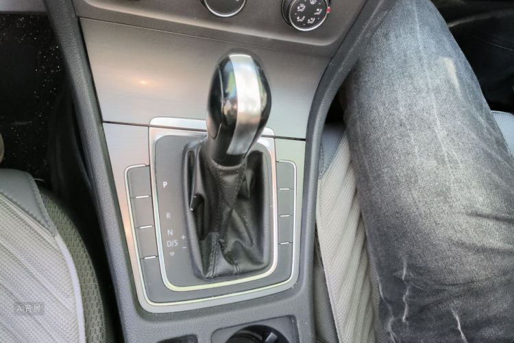 Volkswagen Golf 2017 car image #16