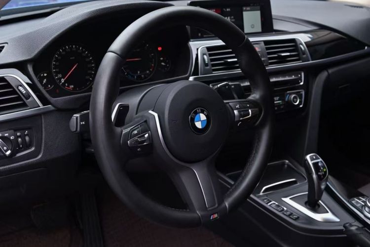 BMW 3 Series 2019 car image #17