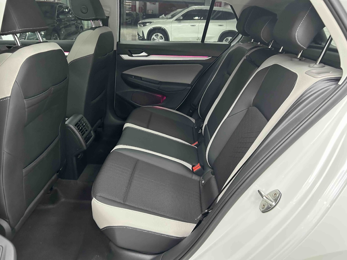 Volkswagen Golf 2023 car image #2