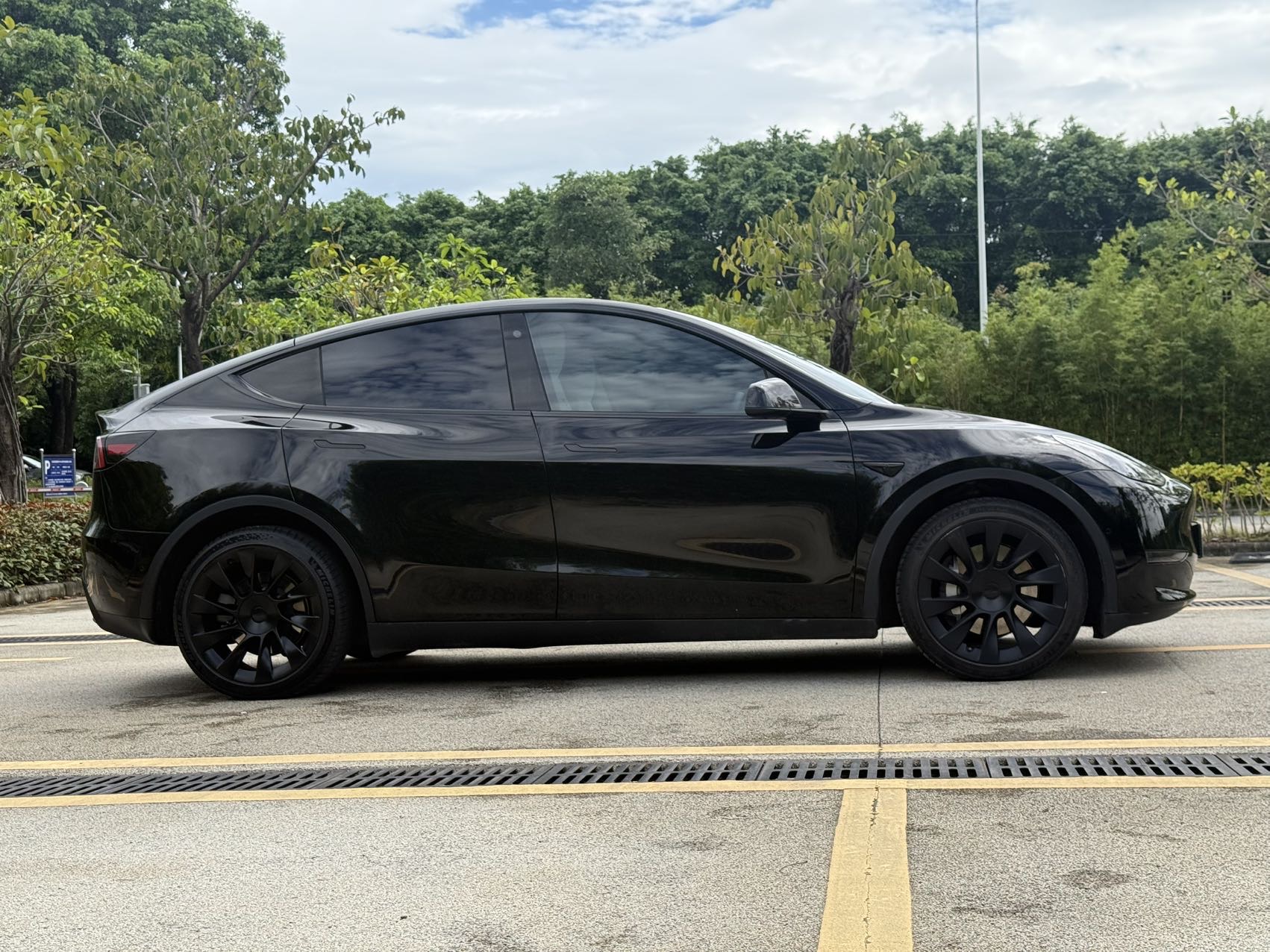 Tesla Model Y 2024 #13 Tesla Model Y 2024 car image #13
