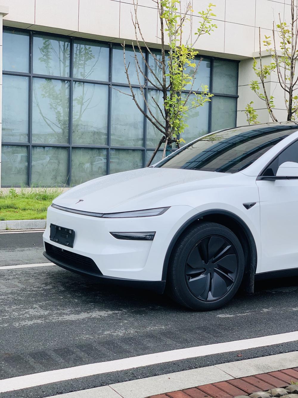 Tesla Model Y 2026 #10 Tesla Model Y 2026 car image #10