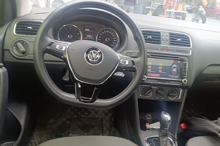 Volkswagen Polo 2017 car image #11