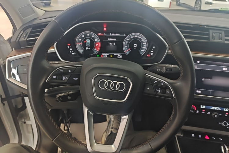 Audi Q3 2023 car image #15
