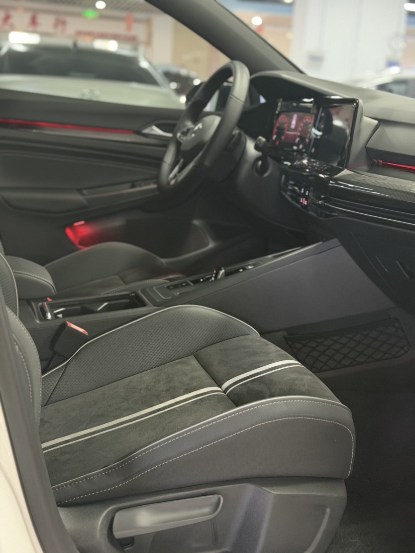 Volkswagen Golf 2023 car image #6