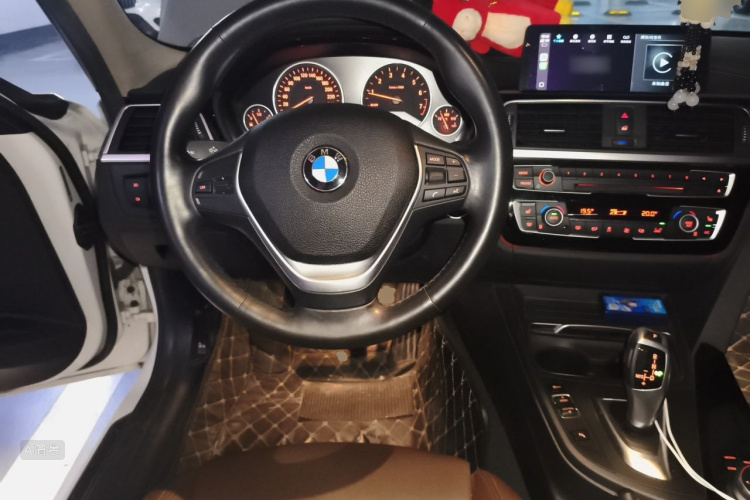 BMW 3 Series 2019 car image #12